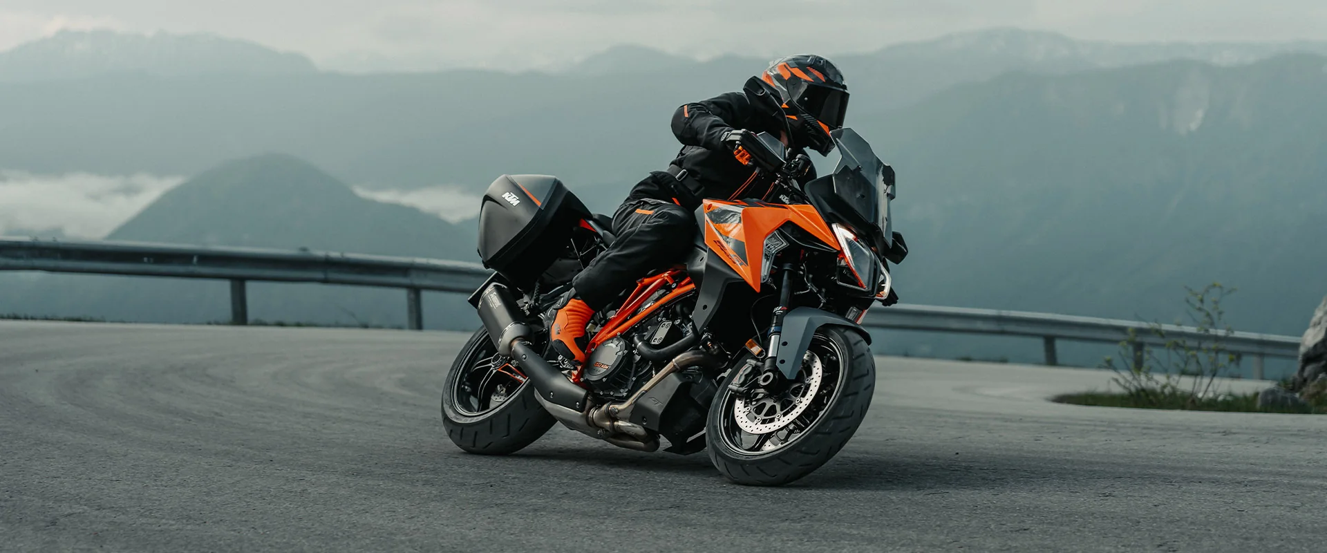 KTM 1290 Super Duke GT in Fahrt