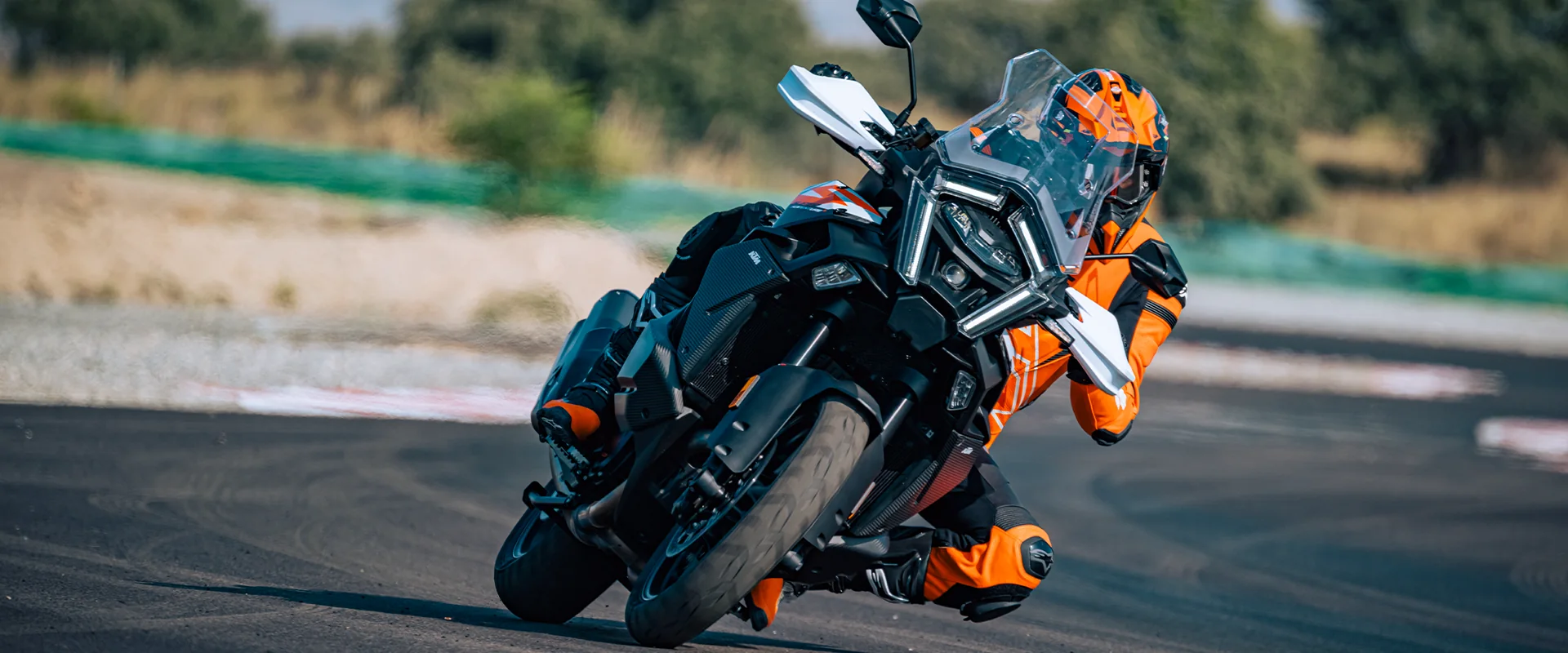 KTM 1390 Super Adventure S in Fahrt