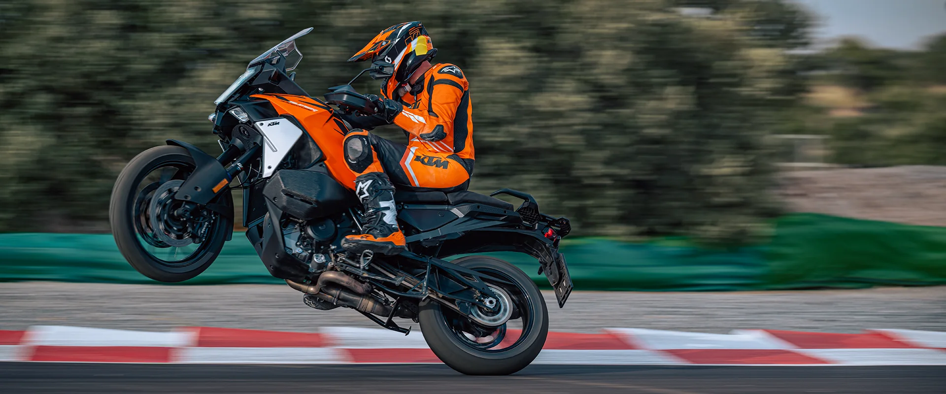 KTM 1390 Super Adventure S EVO in Fahrt