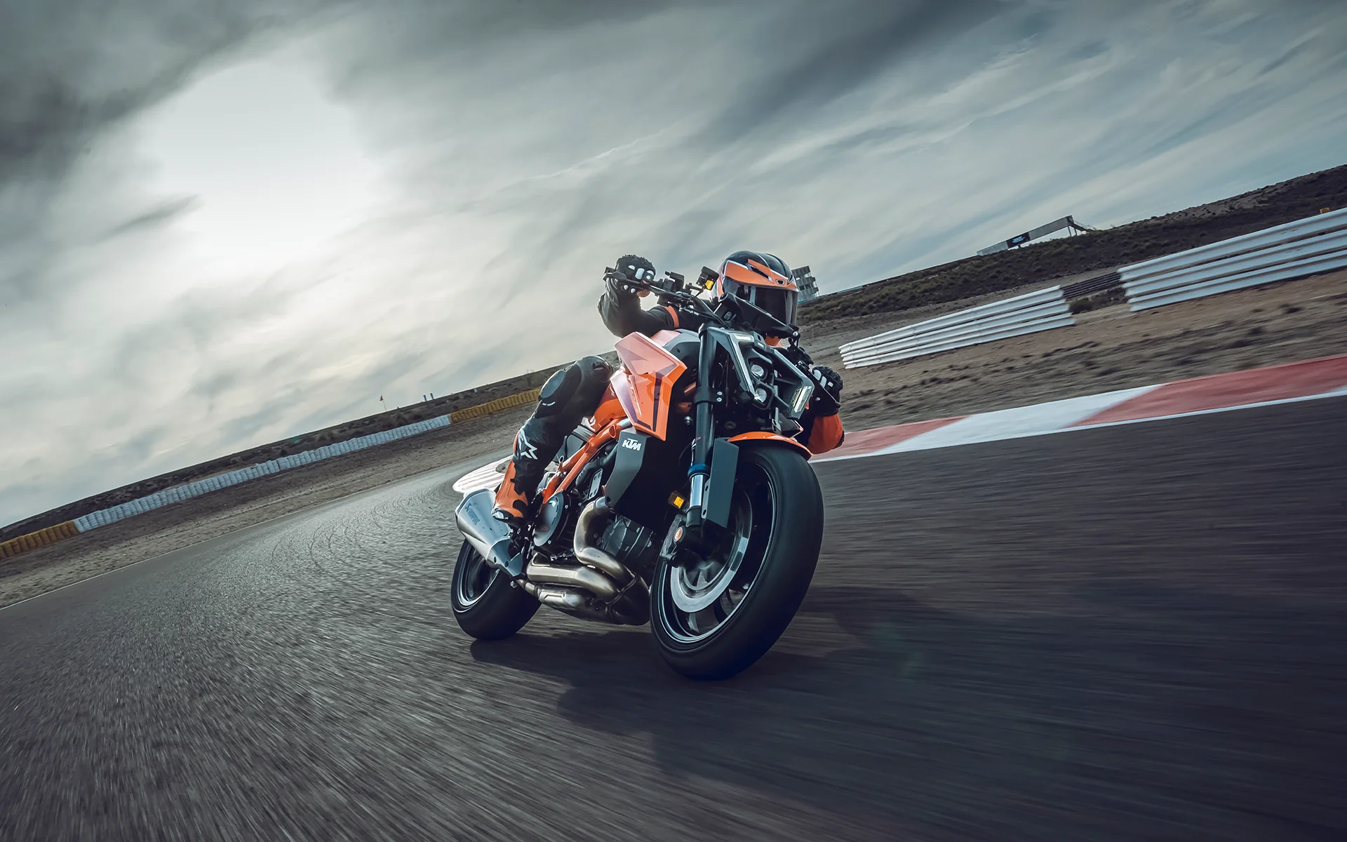 KTM 1390 Super Duke R EVO in Fahrt