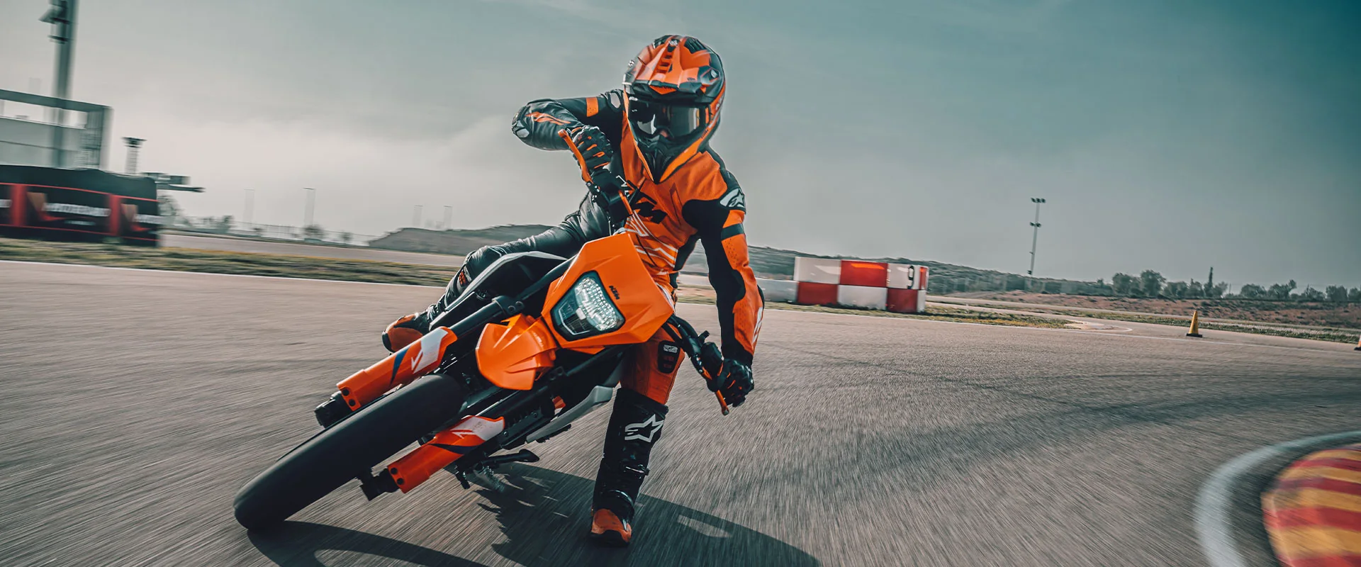 KTM 390 SMC R in Fahrt