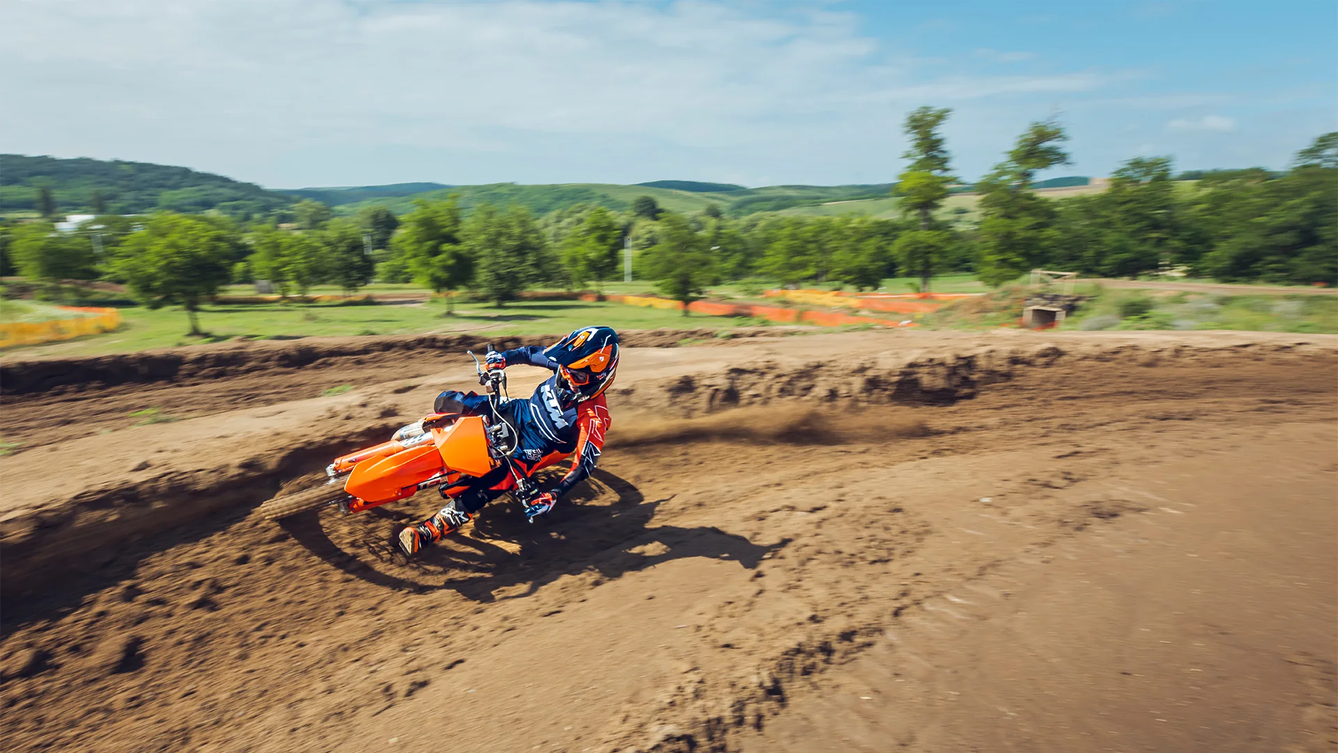 KTM 85 SX 19/16 in Fahrt