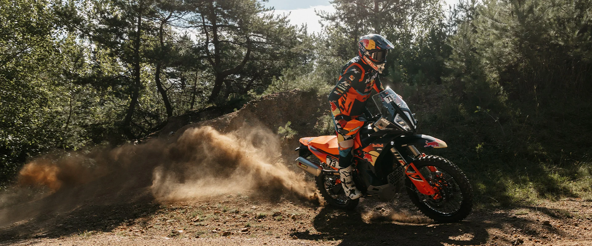 KTM 890 Adventure R Rally in Fahrt