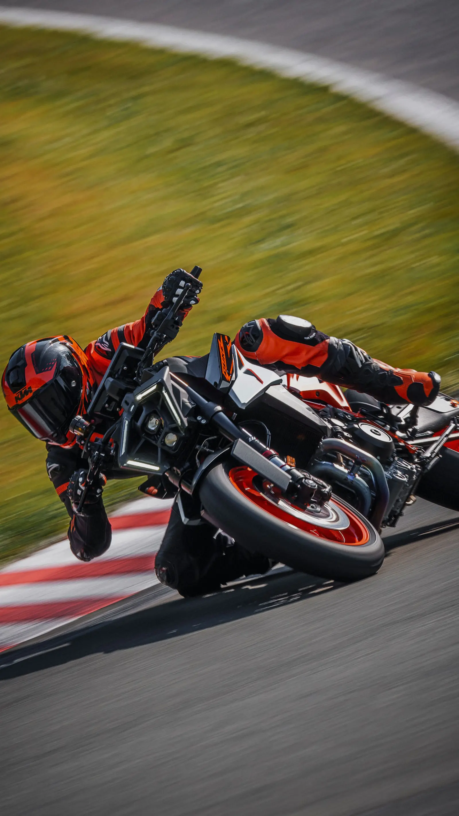 KTM 990 Duke R in Fahrt