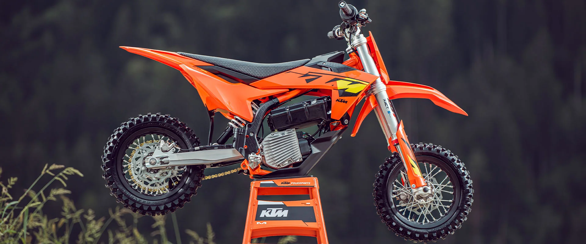 KTM SX-E 3 in Fahrt