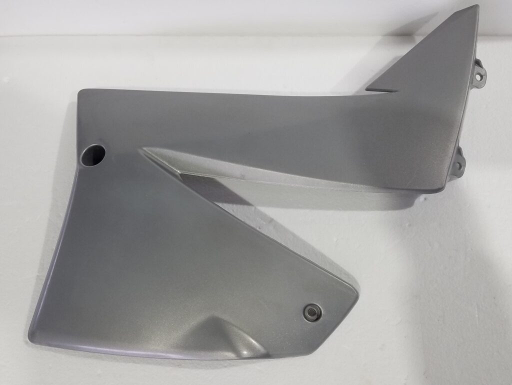 SPOILER RECHTS SILBER LC4  gebraucht